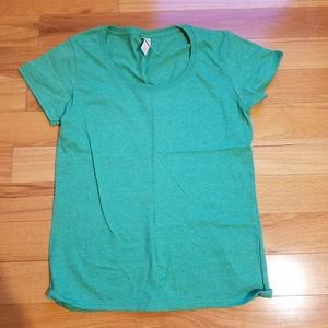 Gildan green short sleeved shirt